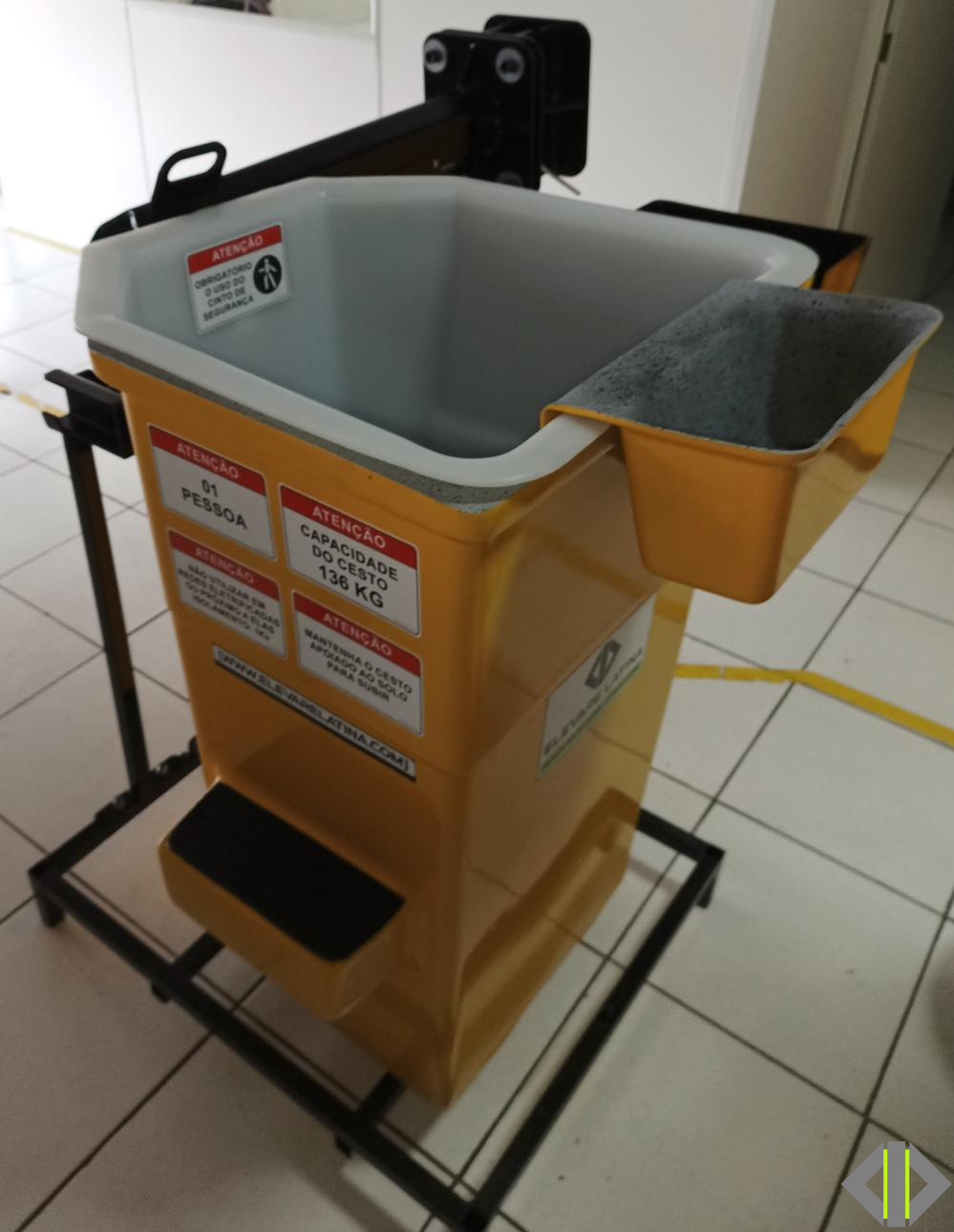 CESTO EM FIBRA ACOPLADO PARA GUINDASTE